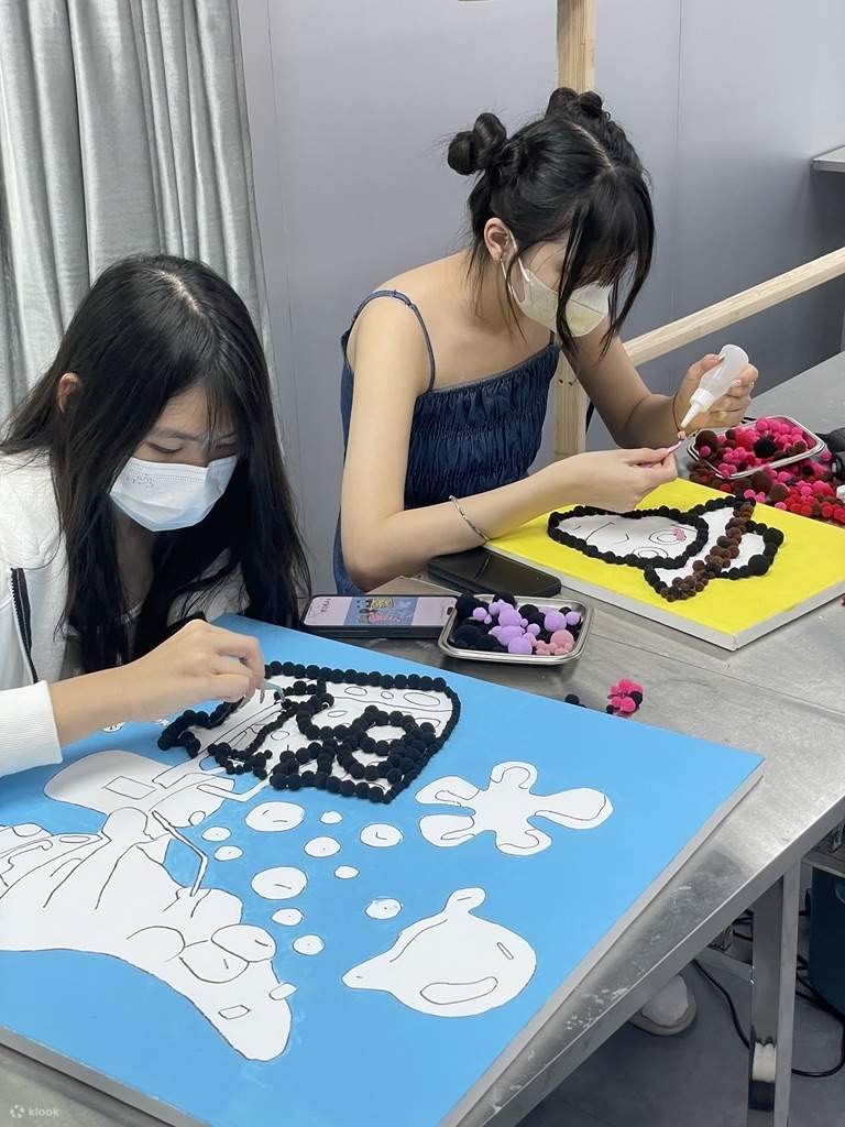 URBANPEACE - Pom Pom Painting | Pom Pom Mirror | Kwun Tong